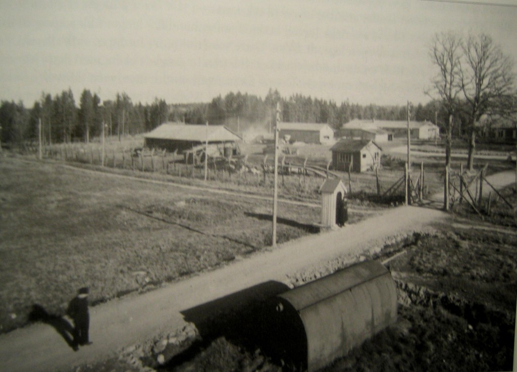 Bilde er tatt like etter 2.vk. Foto viser område rundt hovedporten. (Interessegruppens fotosamling)